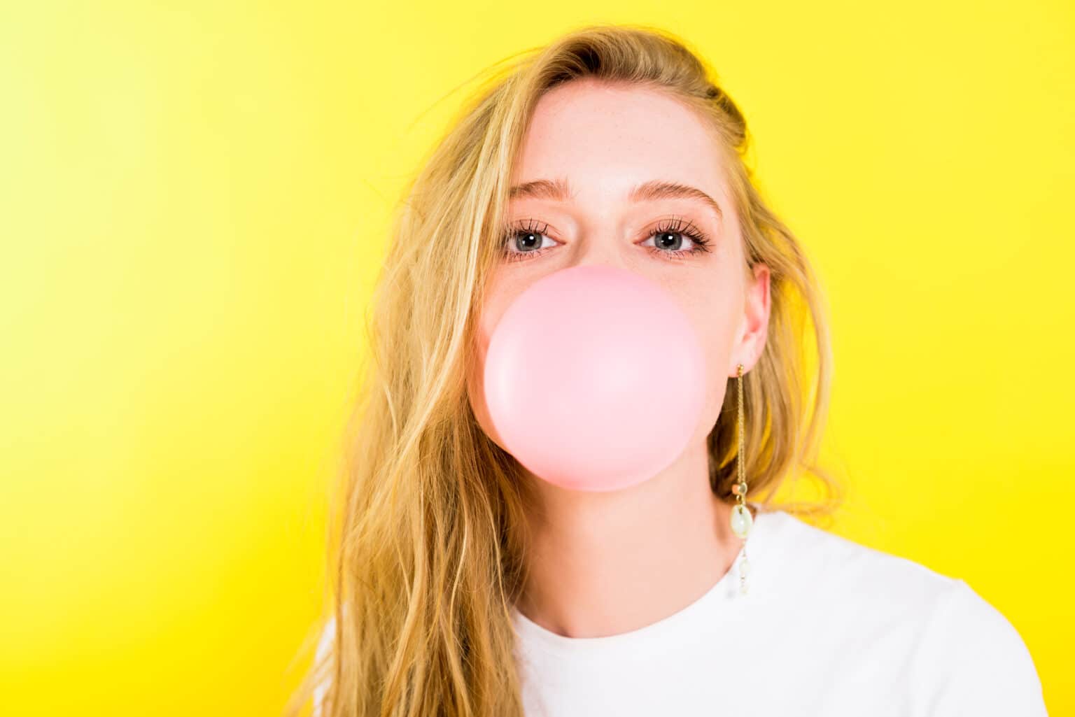 is-chewing-gum-good-for-your-teeth-4-things-you-need-to-know